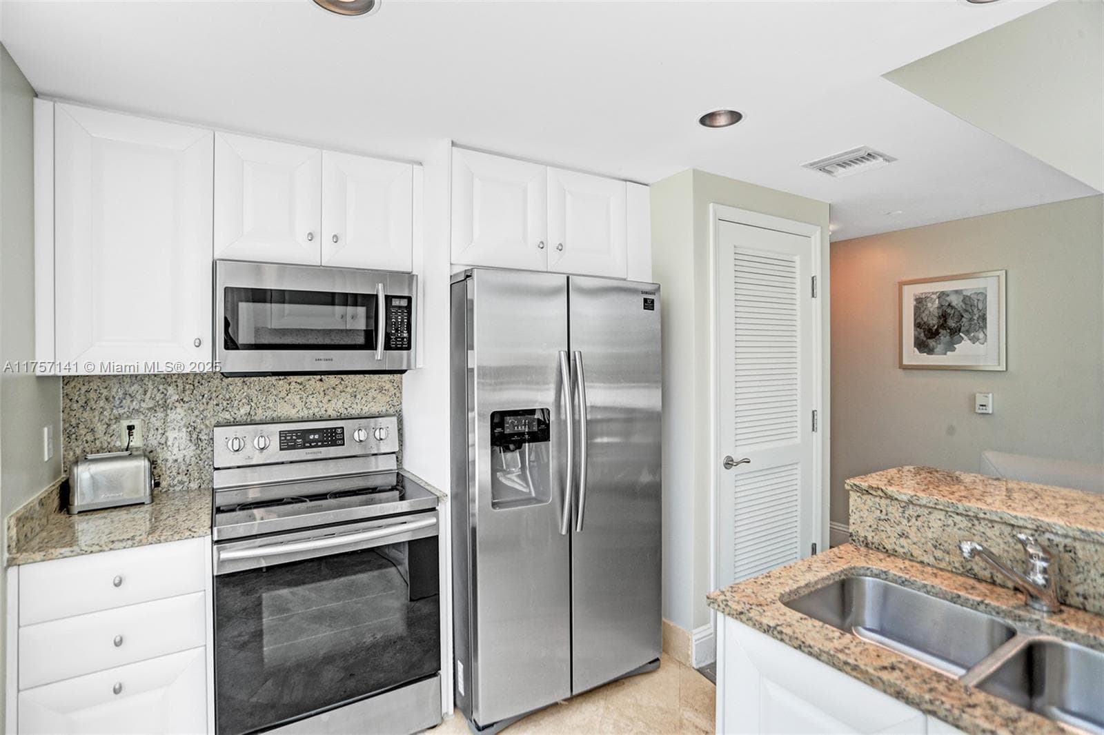 4401 Collins Ave 702/704 photo 17