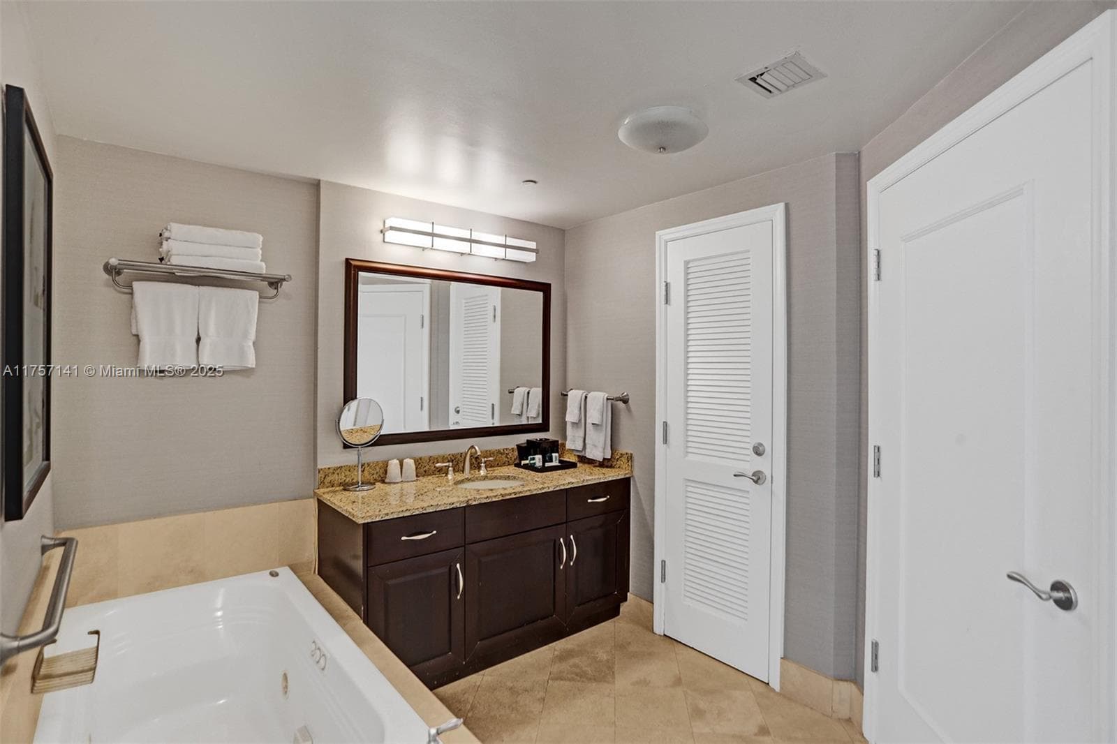 4401 Collins Ave 702/704 photo 24
