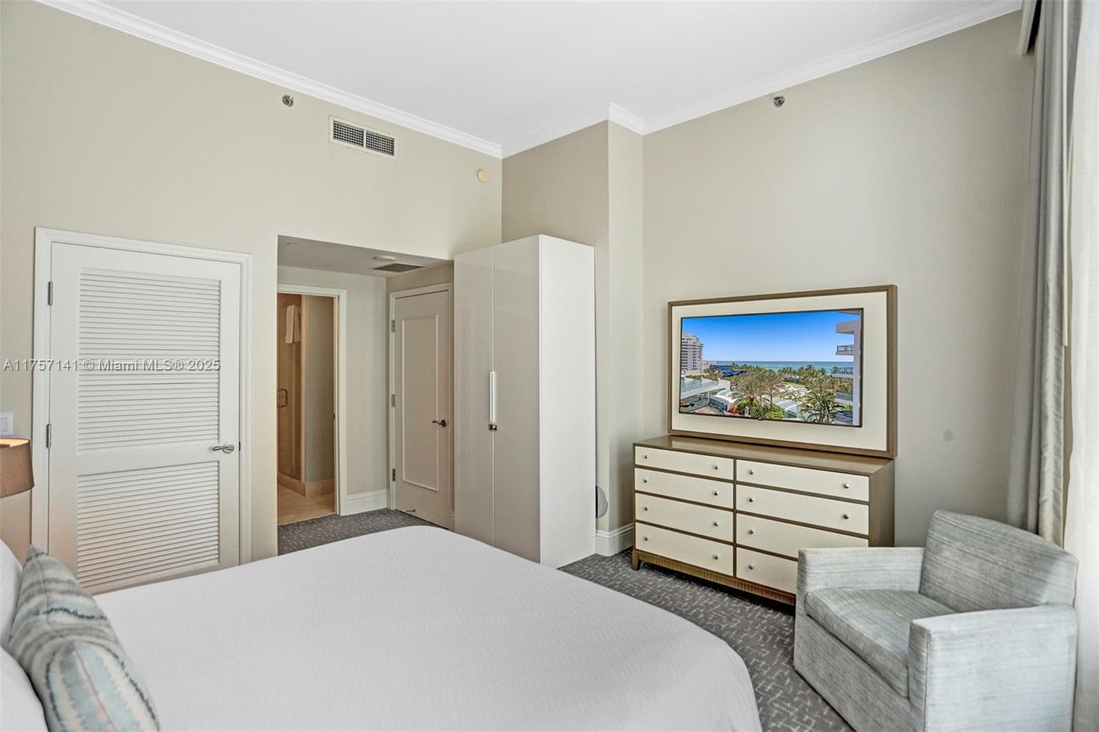 4401 Collins Ave 702/704 photo 18