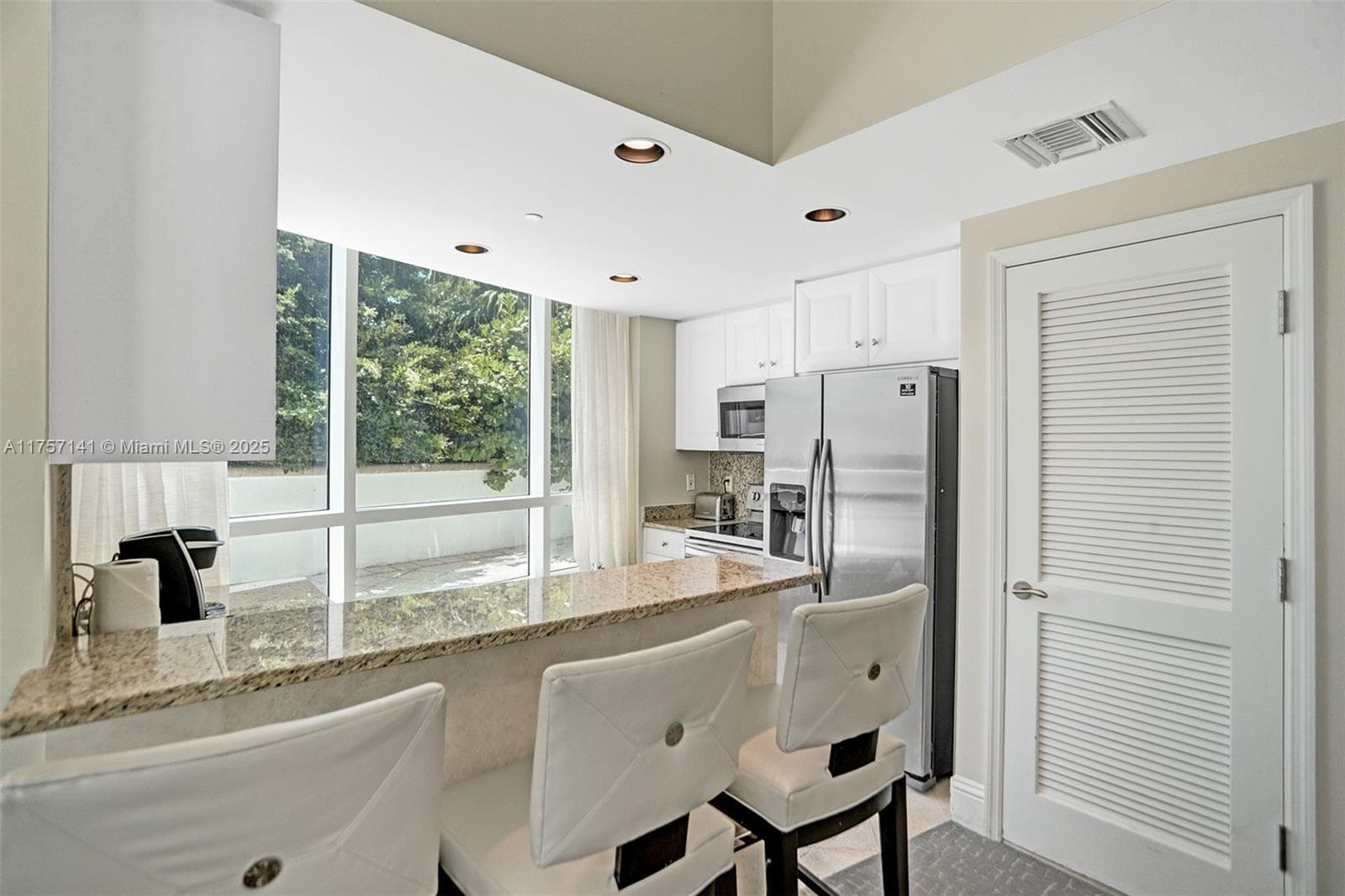 4401 Collins Ave 702/704 photo 15