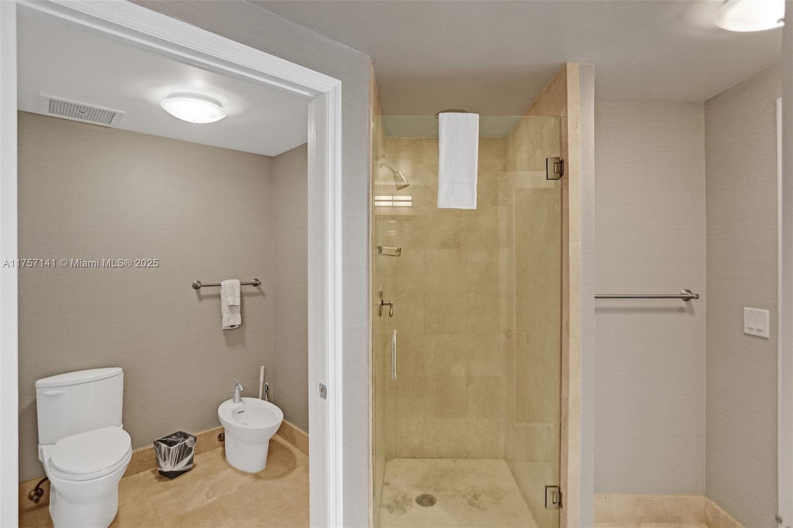 4401 Collins Ave 702/704 photo 19