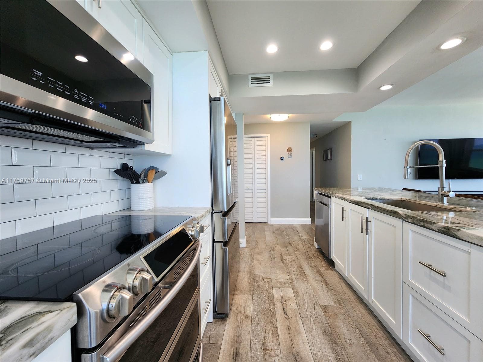 3505 S Ocean Dr 612 photo 17