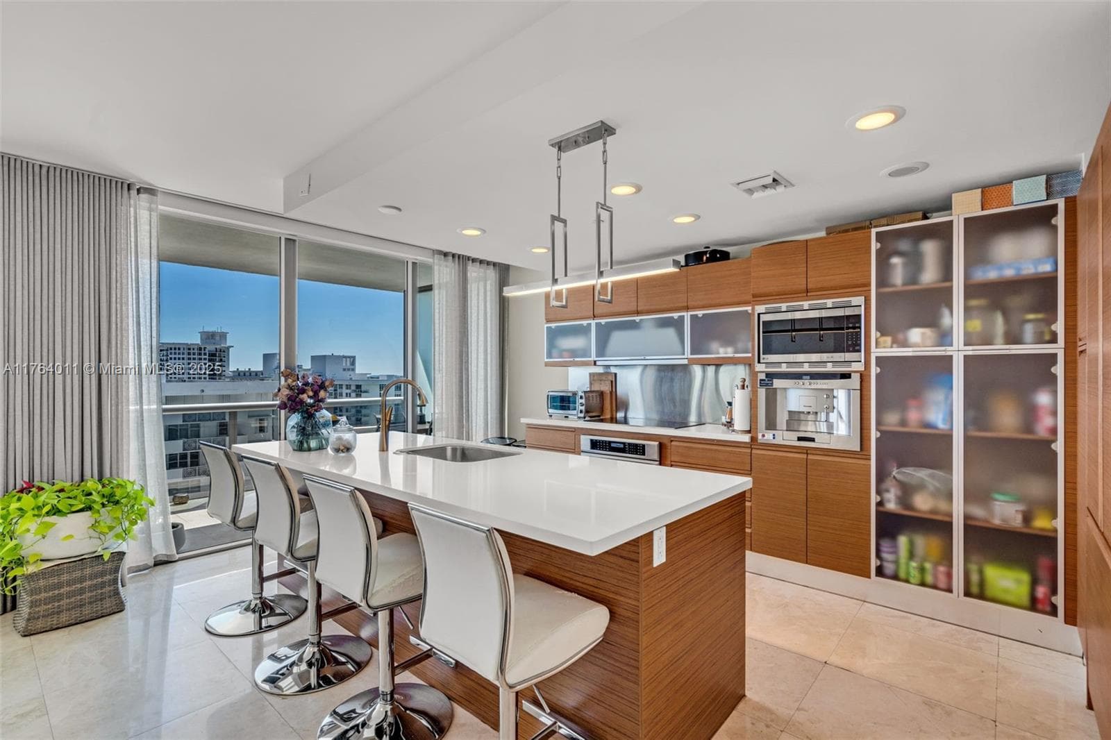 5875 Collins Ave 1704 photo 11