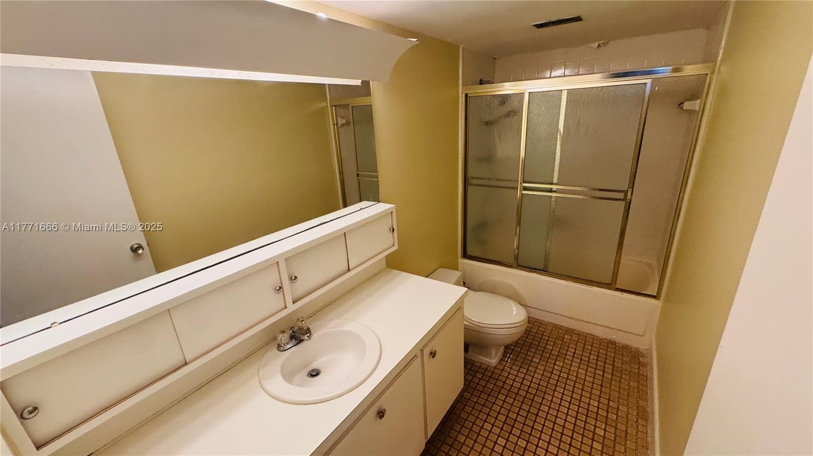 900 Bay Dr 526 photo 21