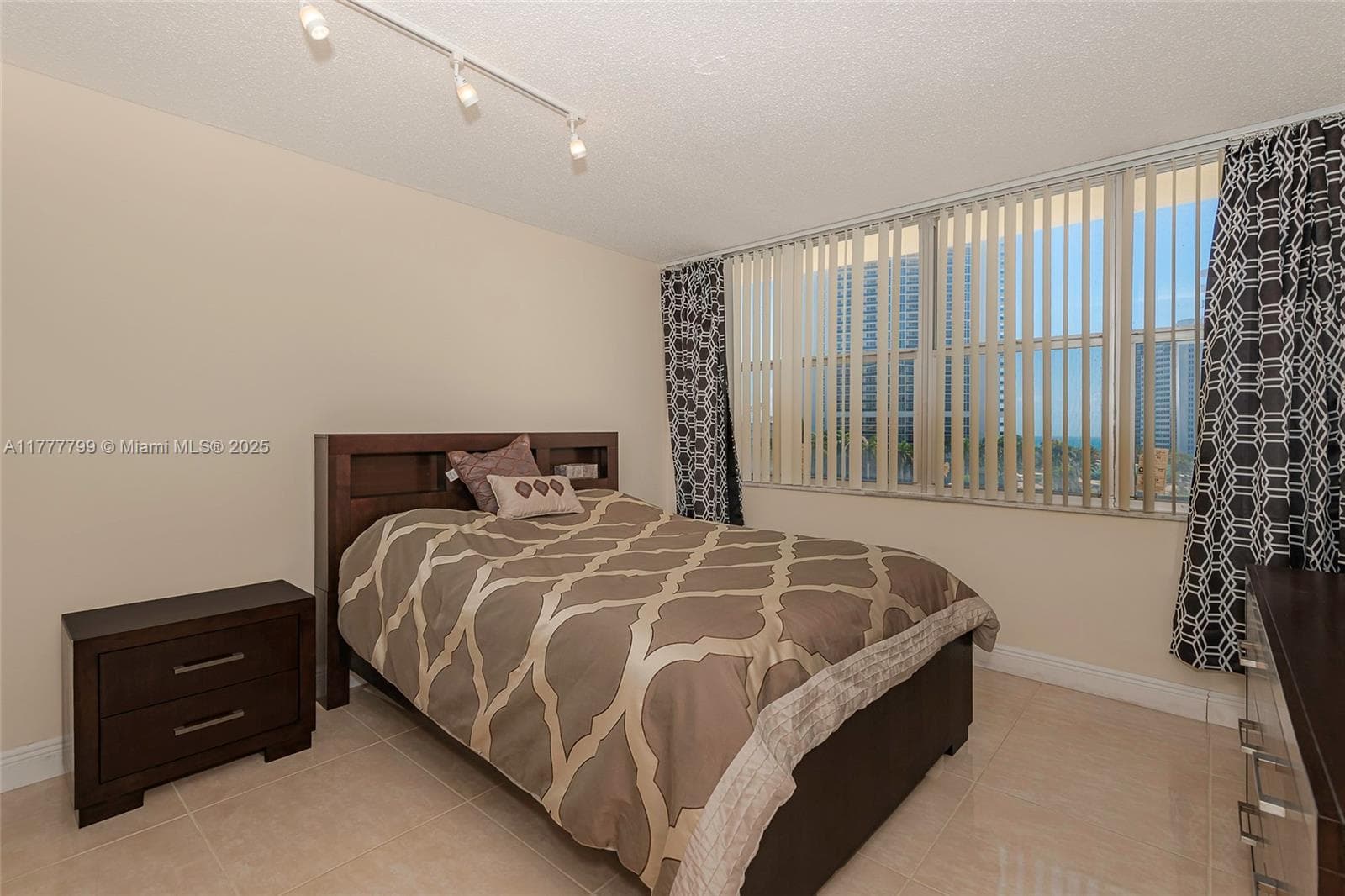 1817 S Ocean Dr 628 photo 23