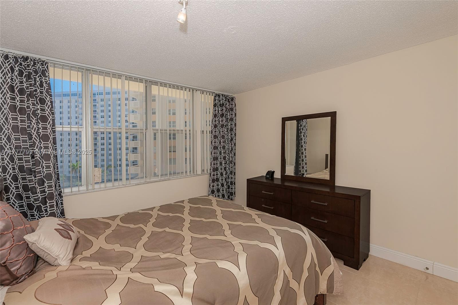 1817 S Ocean Dr 628 photo 24