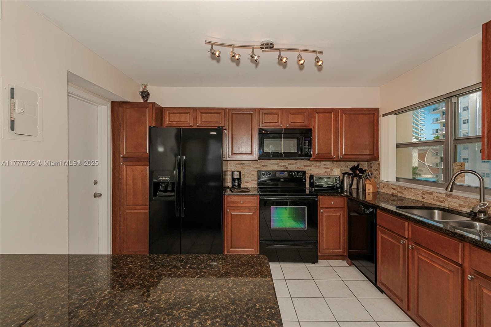 1817 S Ocean Dr 628 photo 14