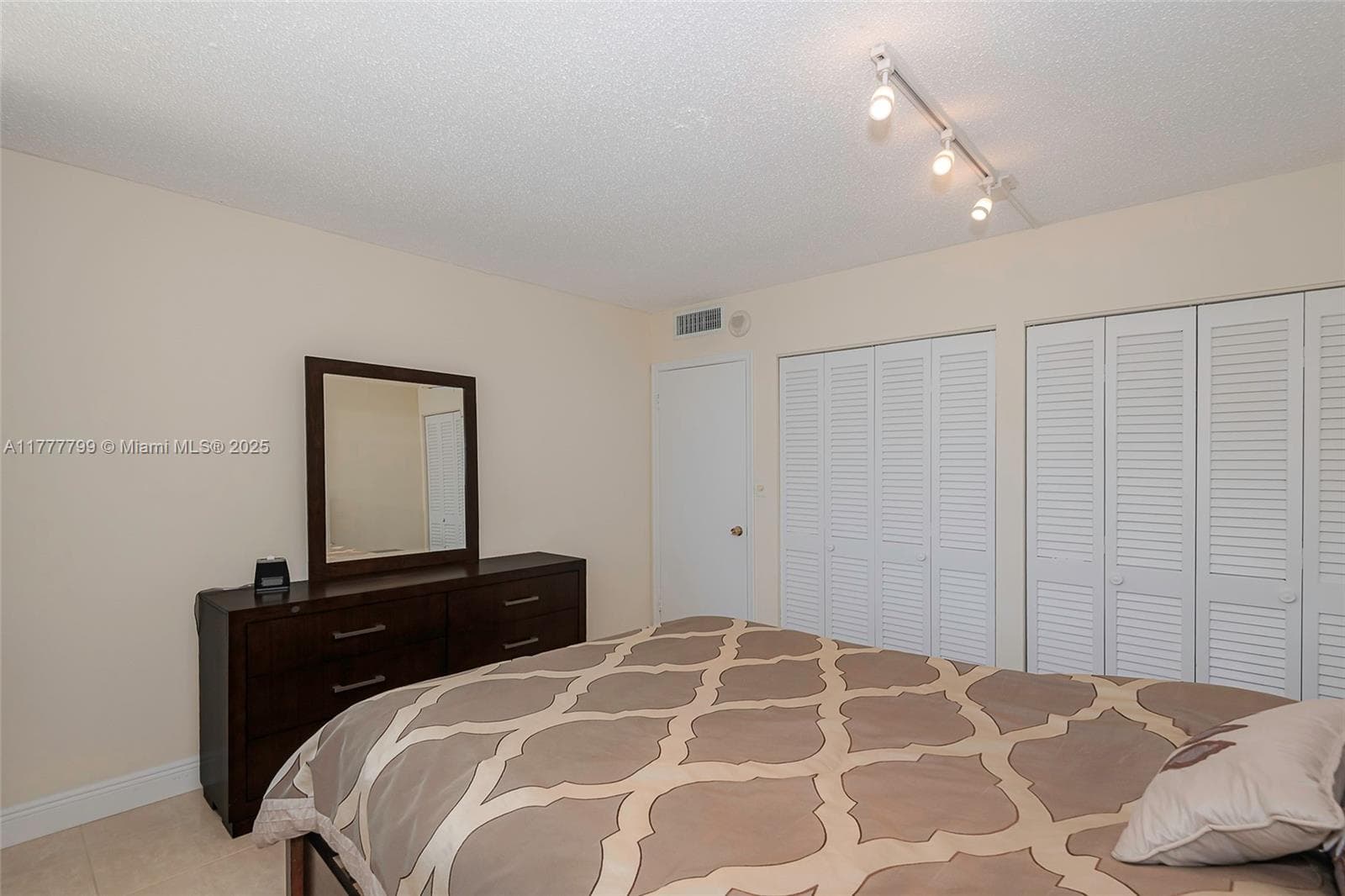 1817 S Ocean Dr 628 photo 25