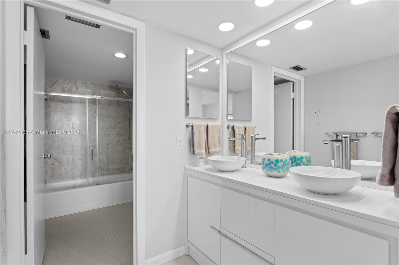 881 Ocean Dr 24C photo 15