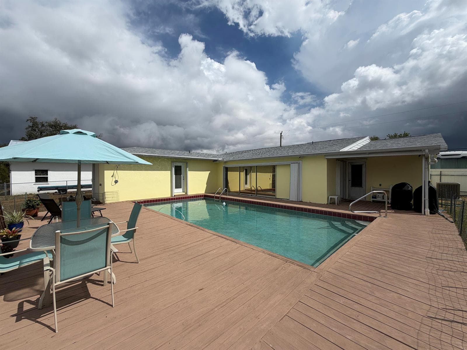 880 SE Degan Drive photo 3