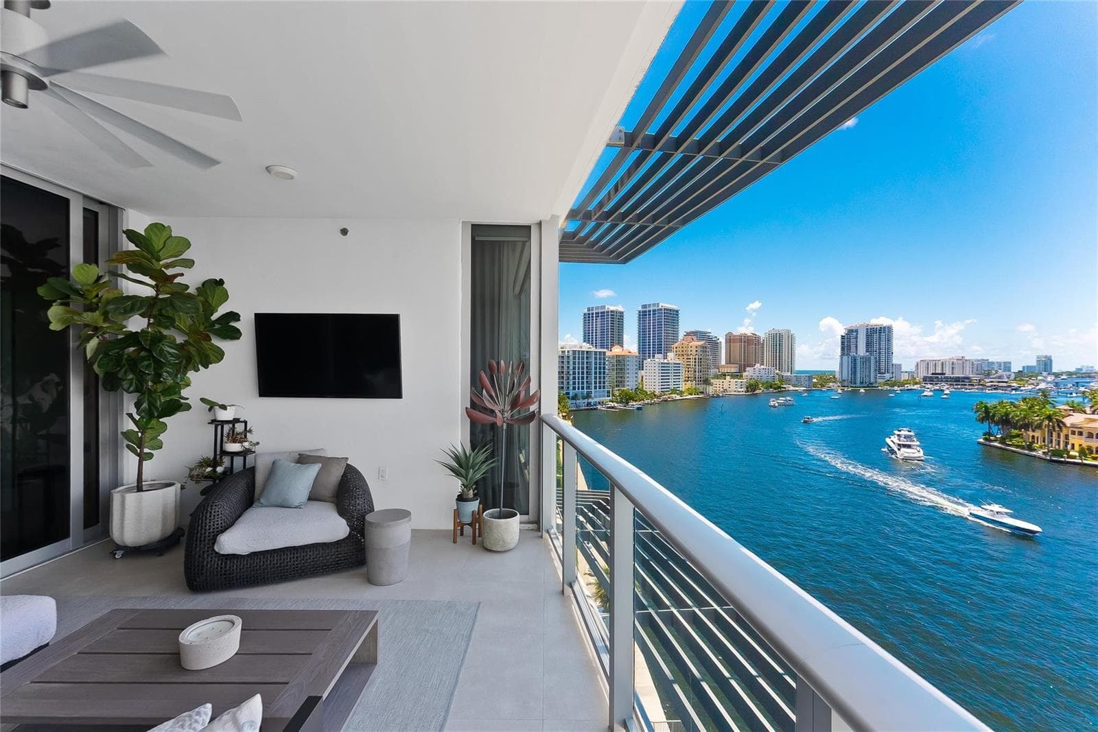 435 Bayshore Drive 702 photo 4