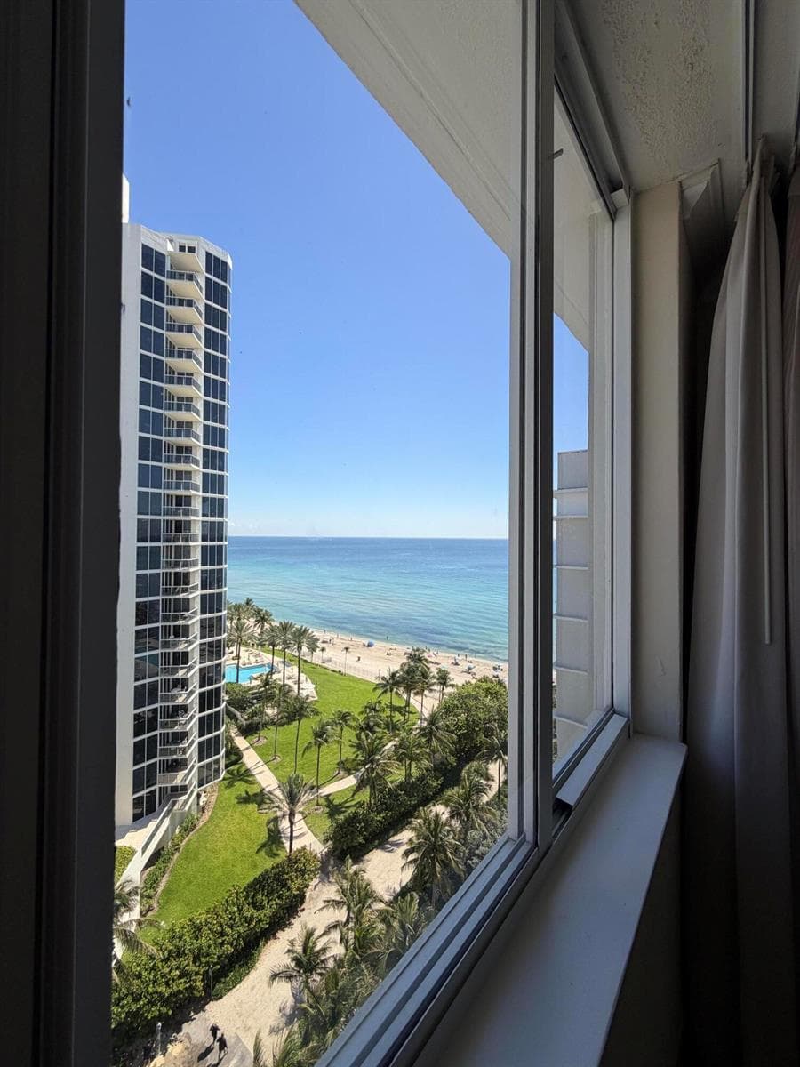 19201 Collins Avenue photo 6