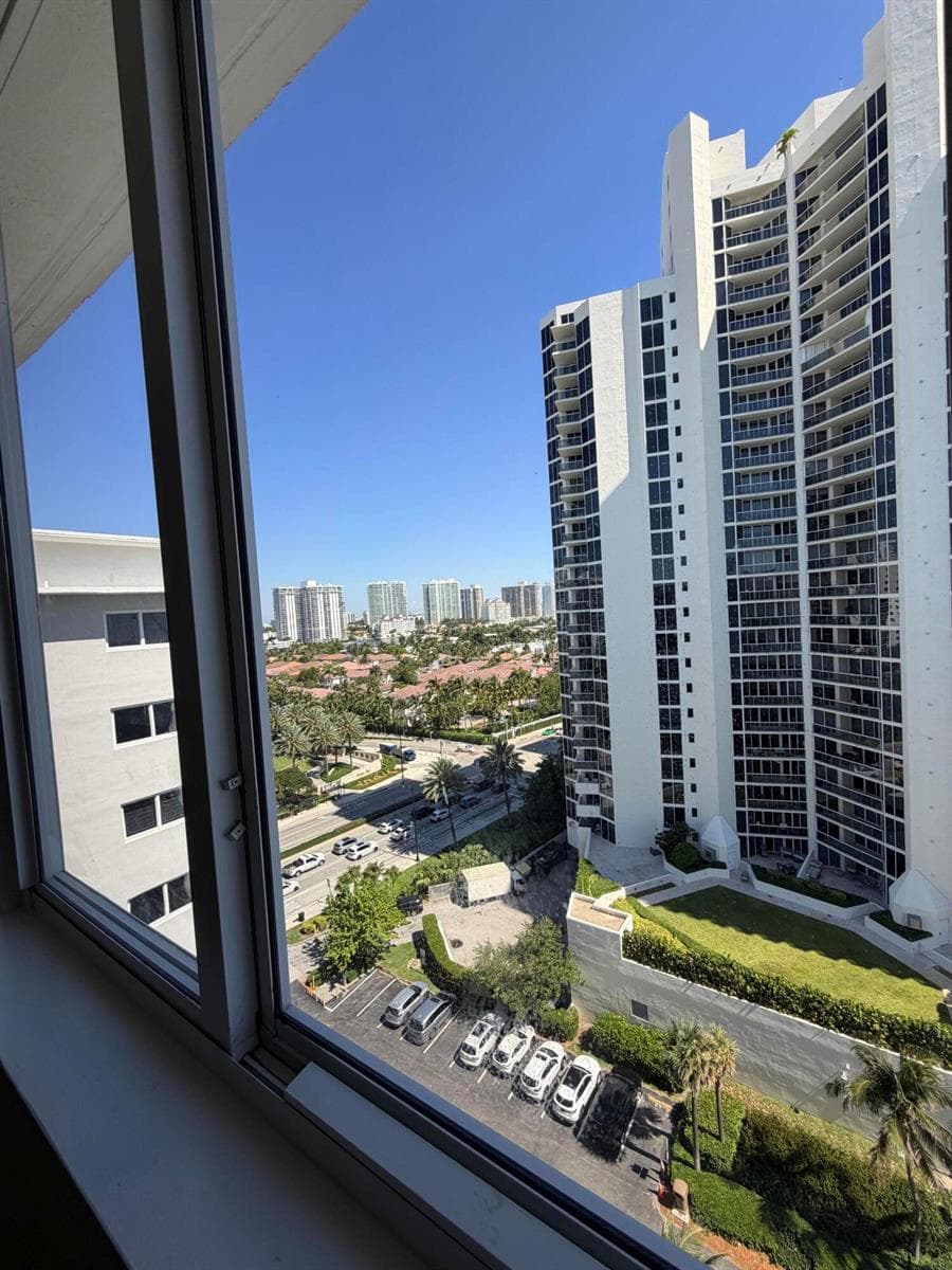 19201 Collins Avenue photo 20