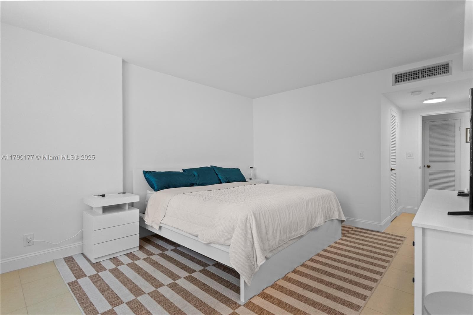 2501 Ocean Dr 1614 photo 18