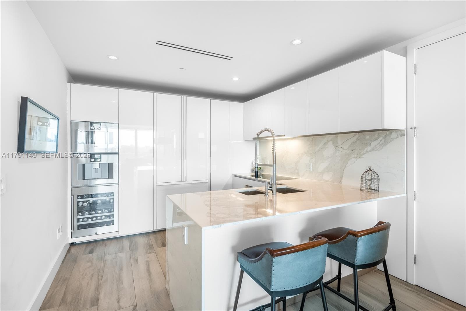 10201 Collins Ave 605 photo 13