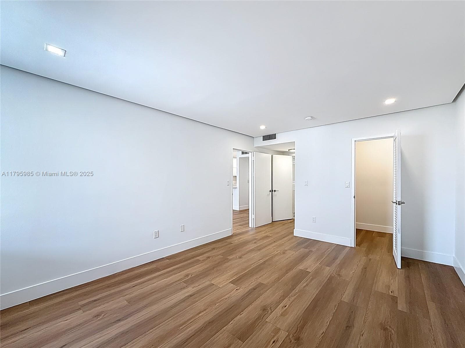 2899 Collins Ave 1218 photo 23