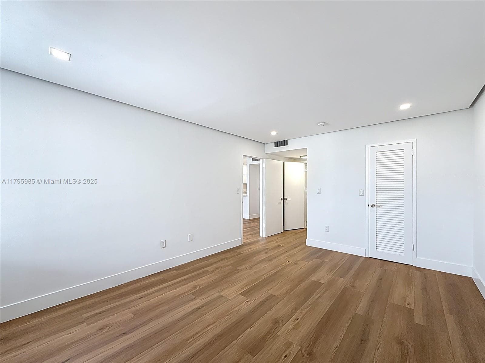 2899 Collins Ave 1218 photo 22