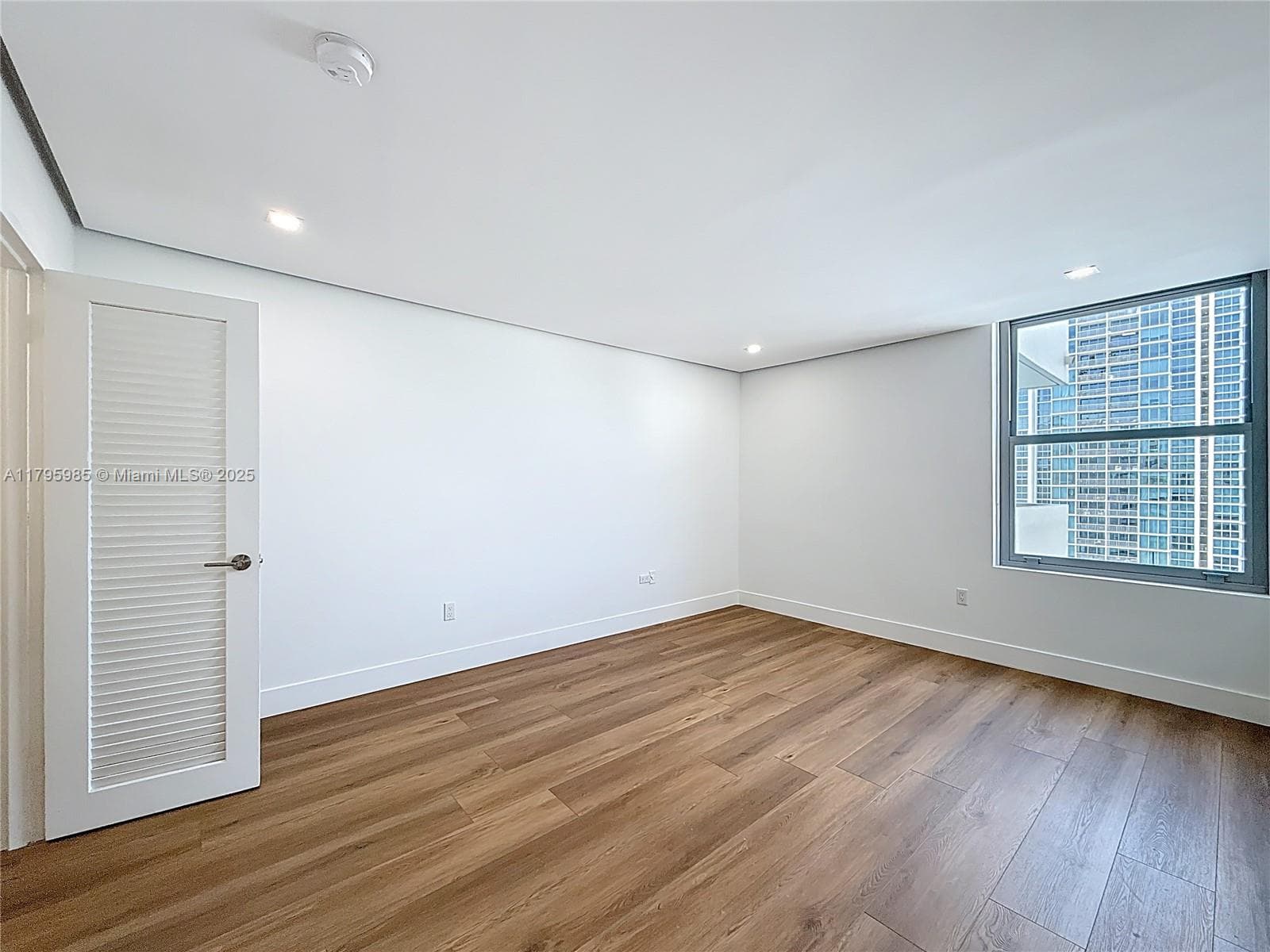2899 Collins Ave 1218 photo 20