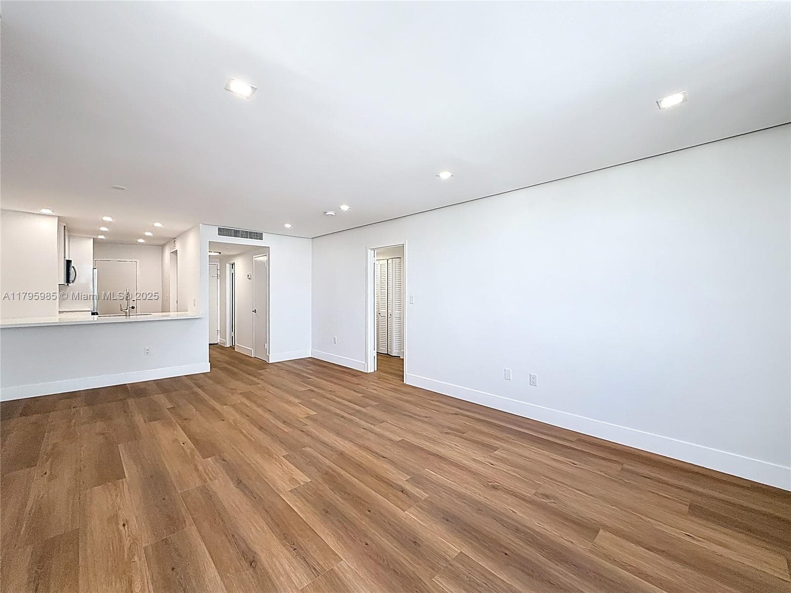 2899 Collins Ave 1218 photo 18