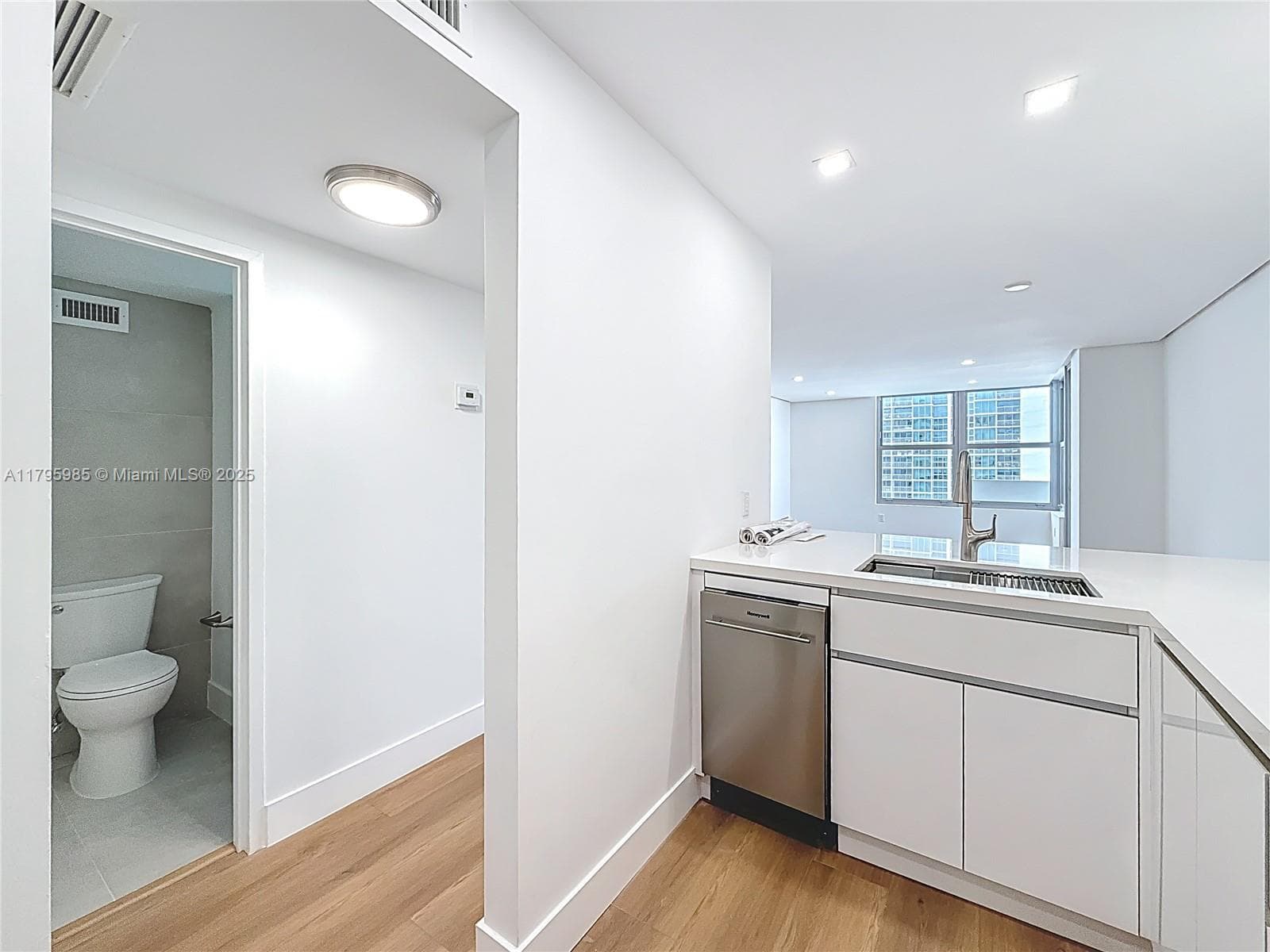 2899 Collins Ave 1218 photo 11