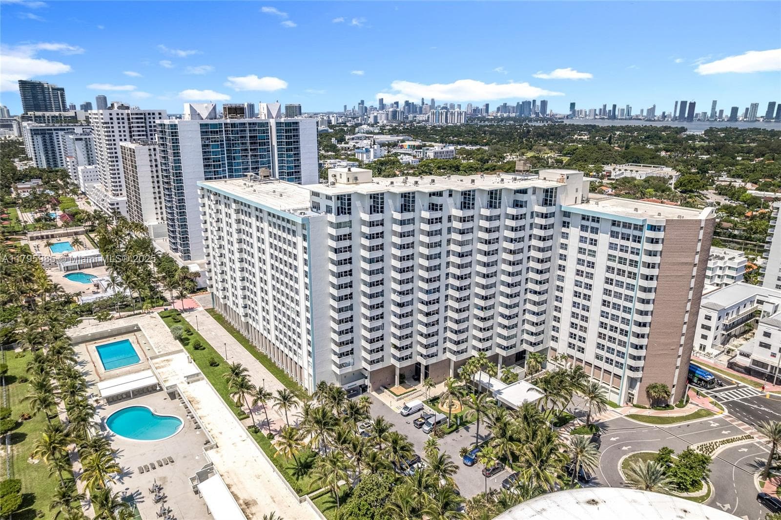 2899 Collins Ave 1218 photo 4