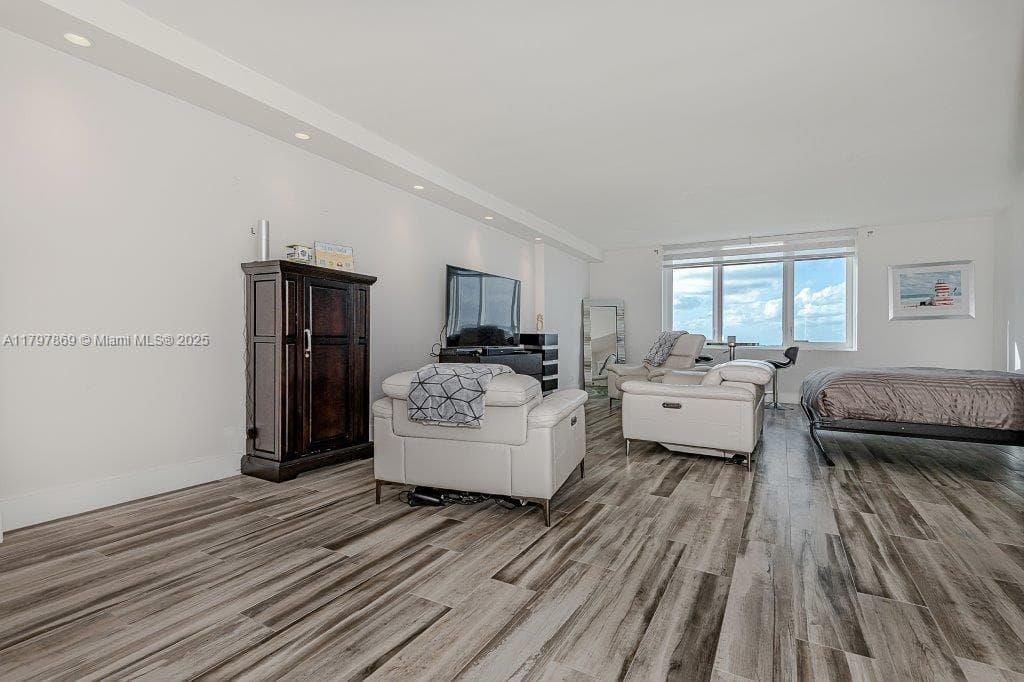2301 Collins Ave 1532 photo 4