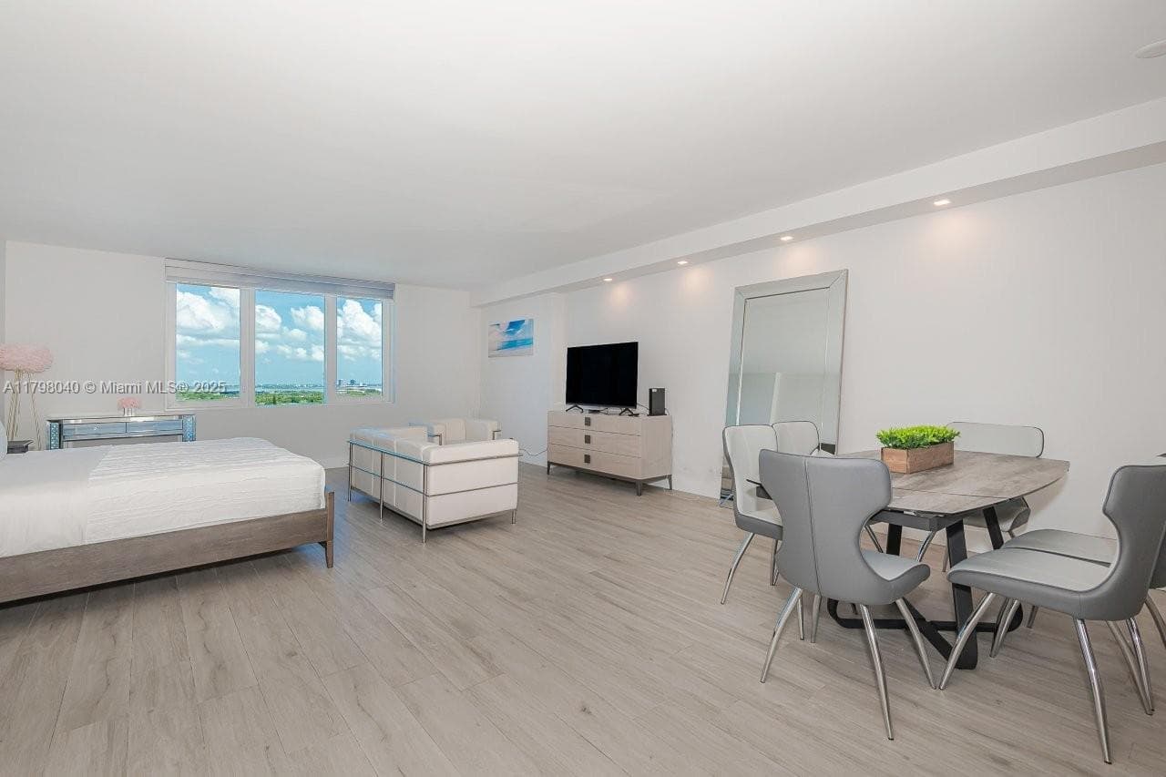 2301 Collins Ave 1531 photo 3