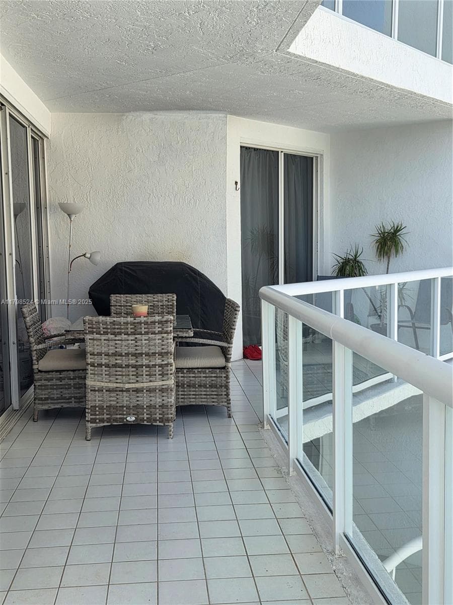 16425 Collins Ave 312 photo 3