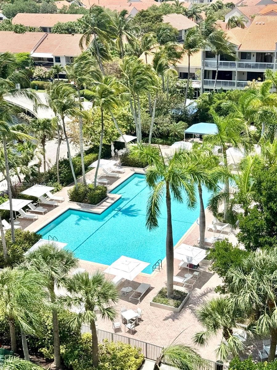 3610 Yacht Club Dr 810 photo 2