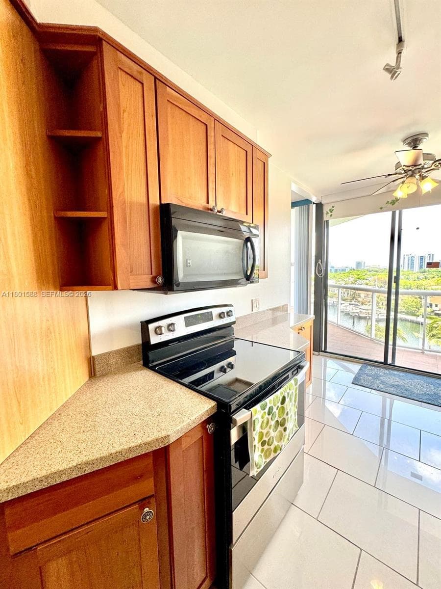 3610 Yacht Club Dr 810 photo 22