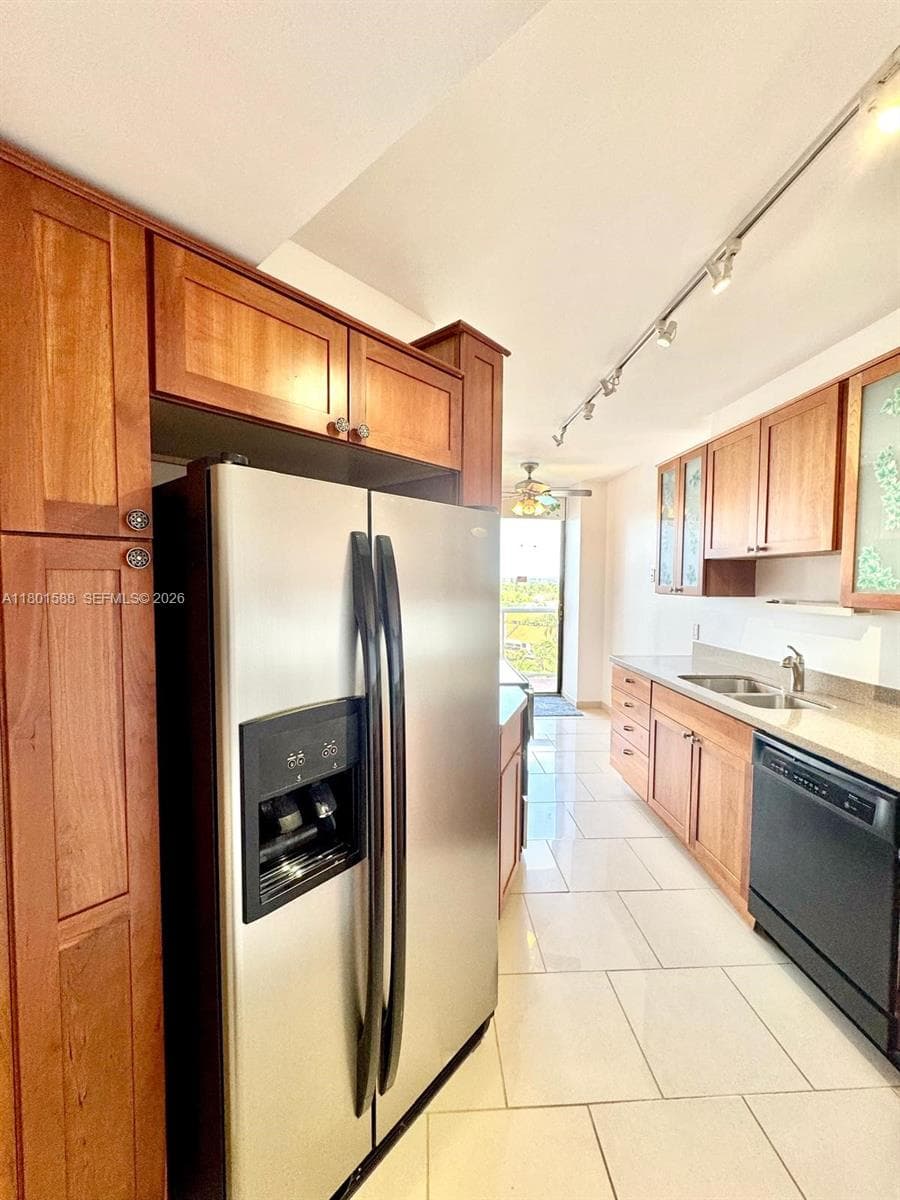 3610 Yacht Club Dr 810 photo 20