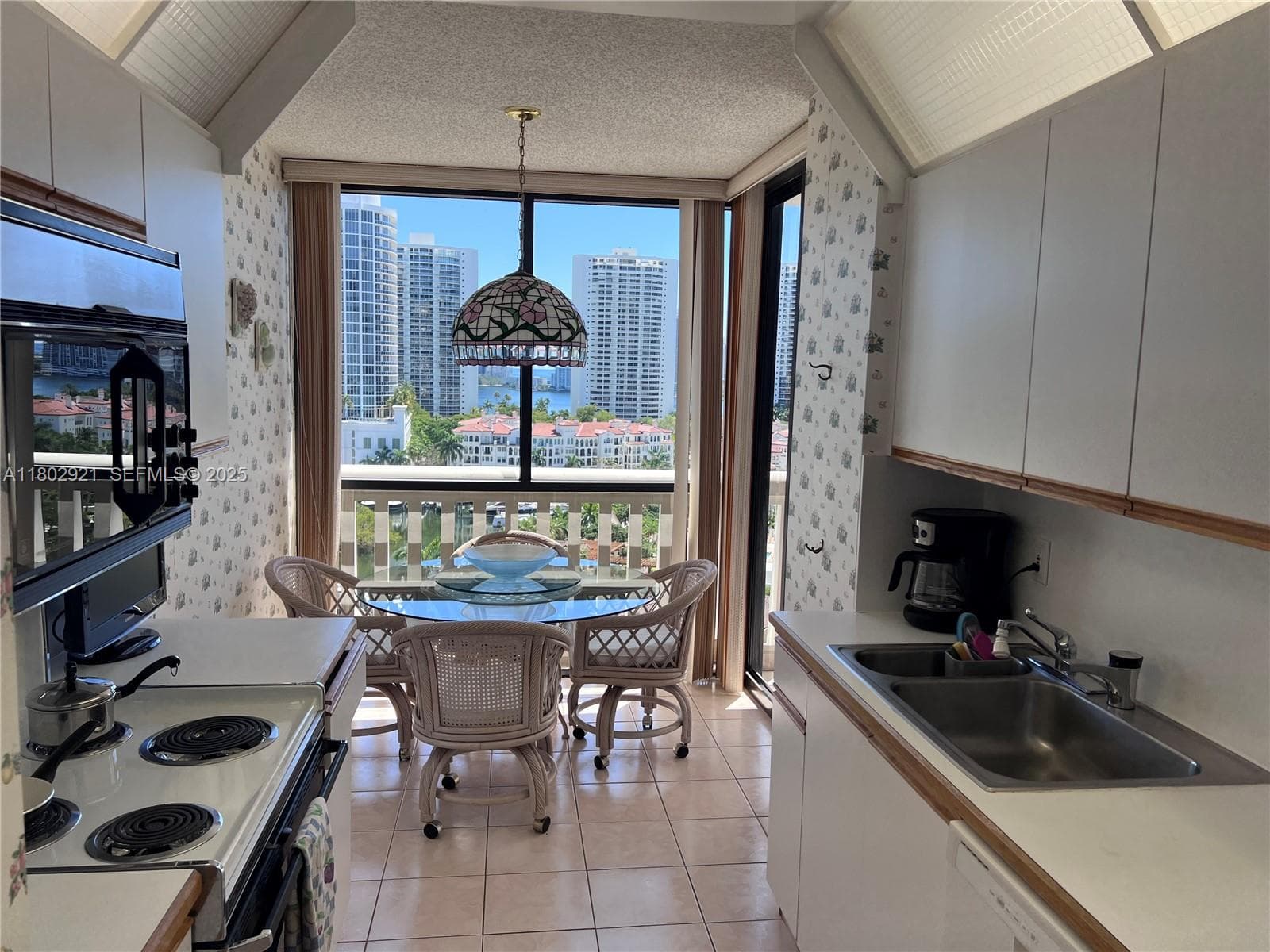 1000 Island Blvd 1508 photo 4