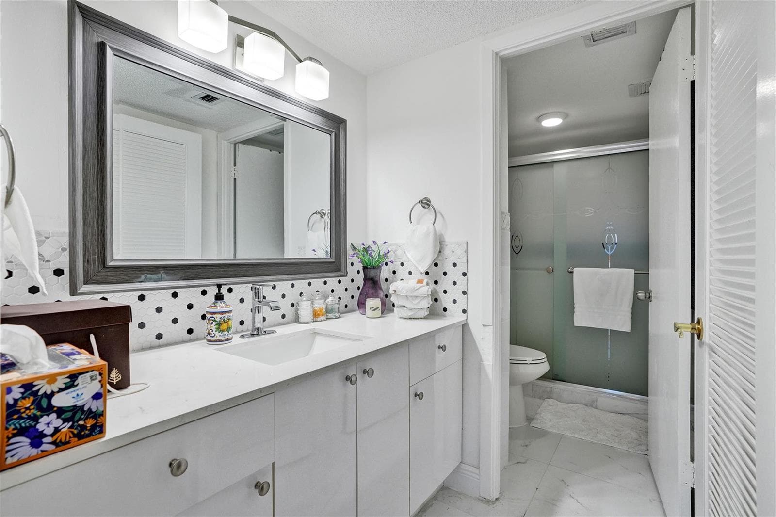 18041 Biscayne Boulevard 503 photo 18