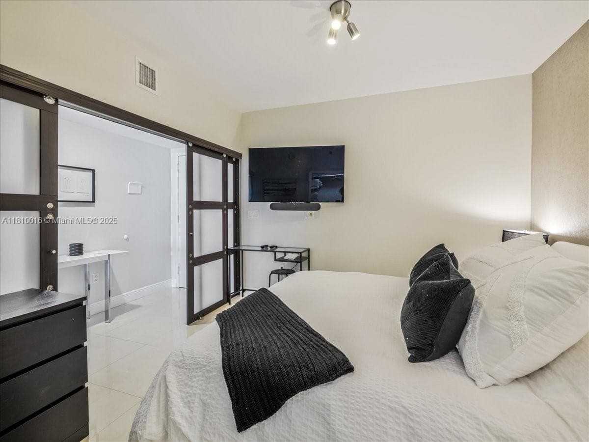 1830 S Ocean Dr 5009 photo 22