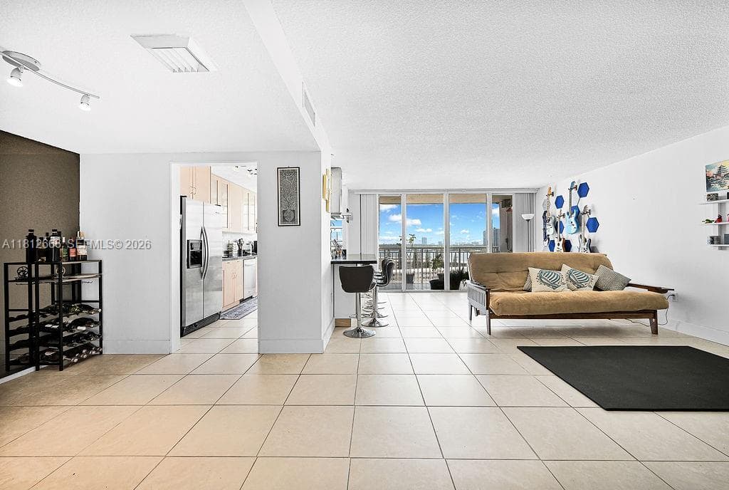 18041 Biscayne Blvd 1201 photo 2