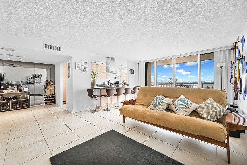 18041 Biscayne Blvd 1201 photo 3