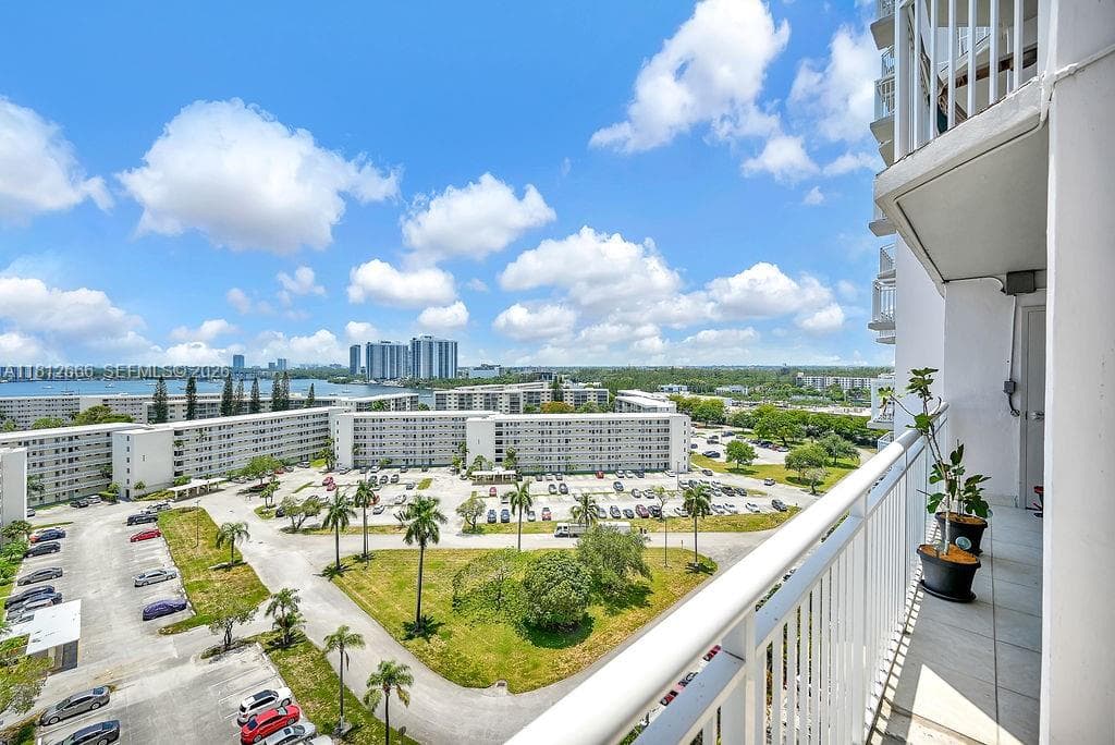 18041 Biscayne Blvd 1201 photo 1