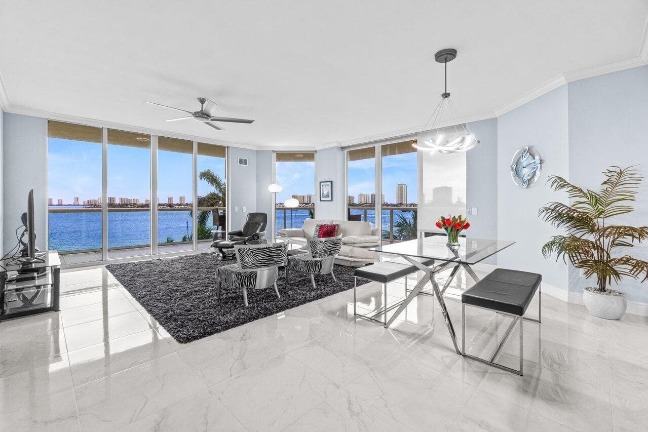 2650 Lake Shore Drive 406 photo 2