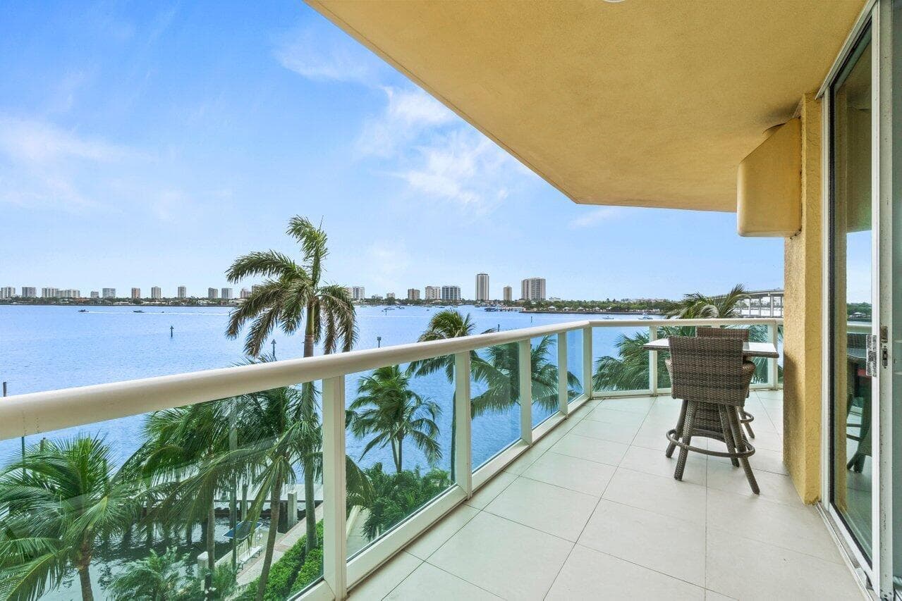 2650 Lake Shore Drive 406 photo 3