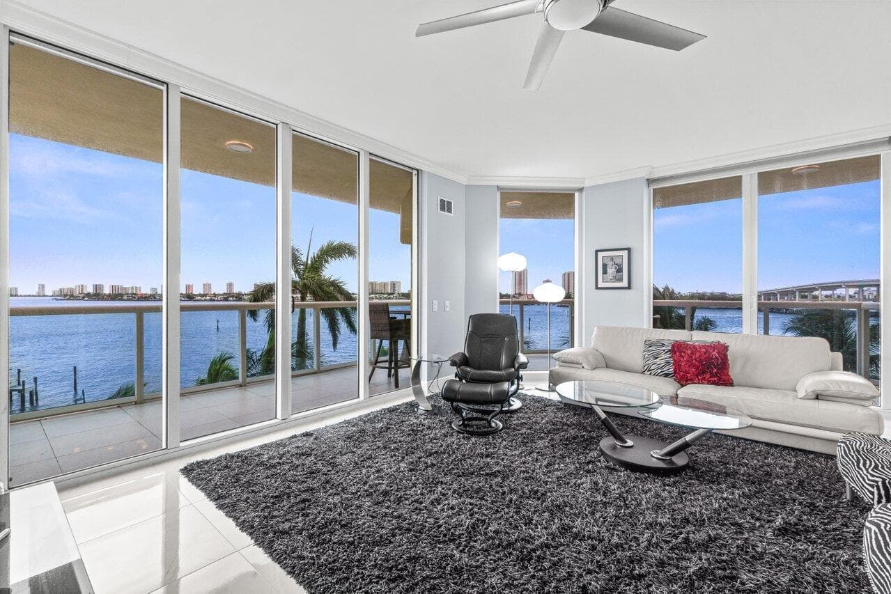 2650 Lake Shore Drive 406 photo 1