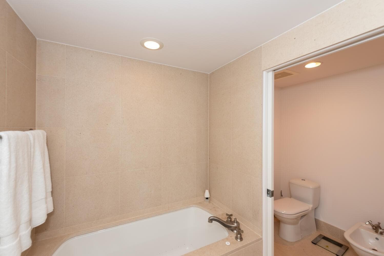 6899 Collins Avenue 908 photo 14