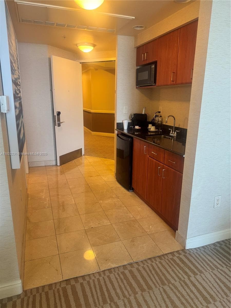 18001 Collins Ave 918 photo 2
