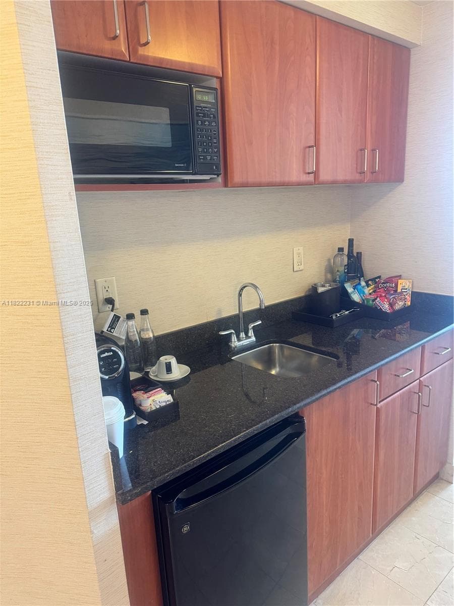 18001 Collins Ave 918 photo 3
