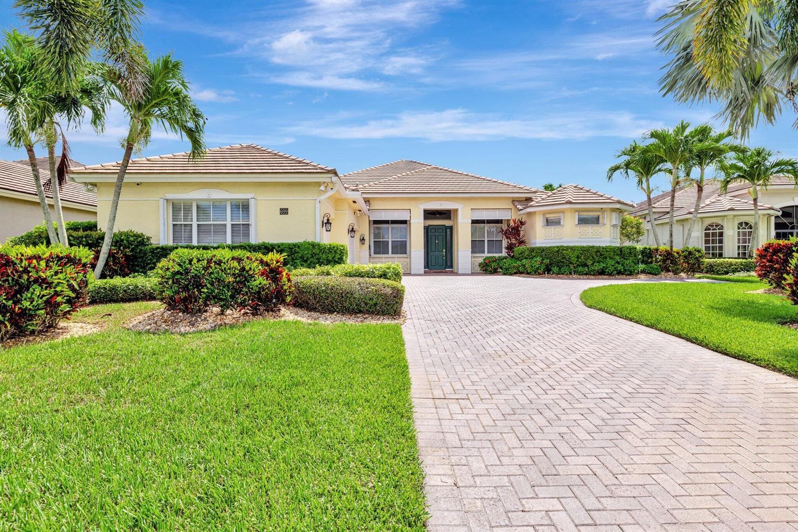 699 SW River Bend Circle photo 1
