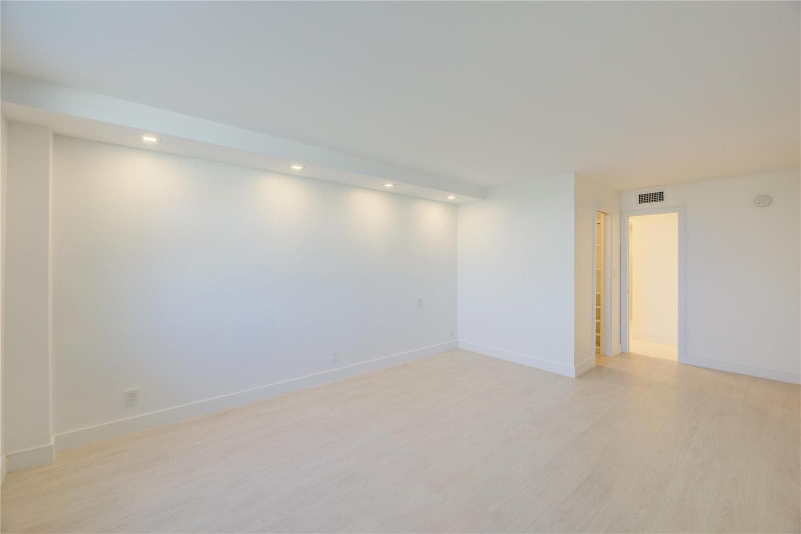1 Las Olas Circle 404 photo 18