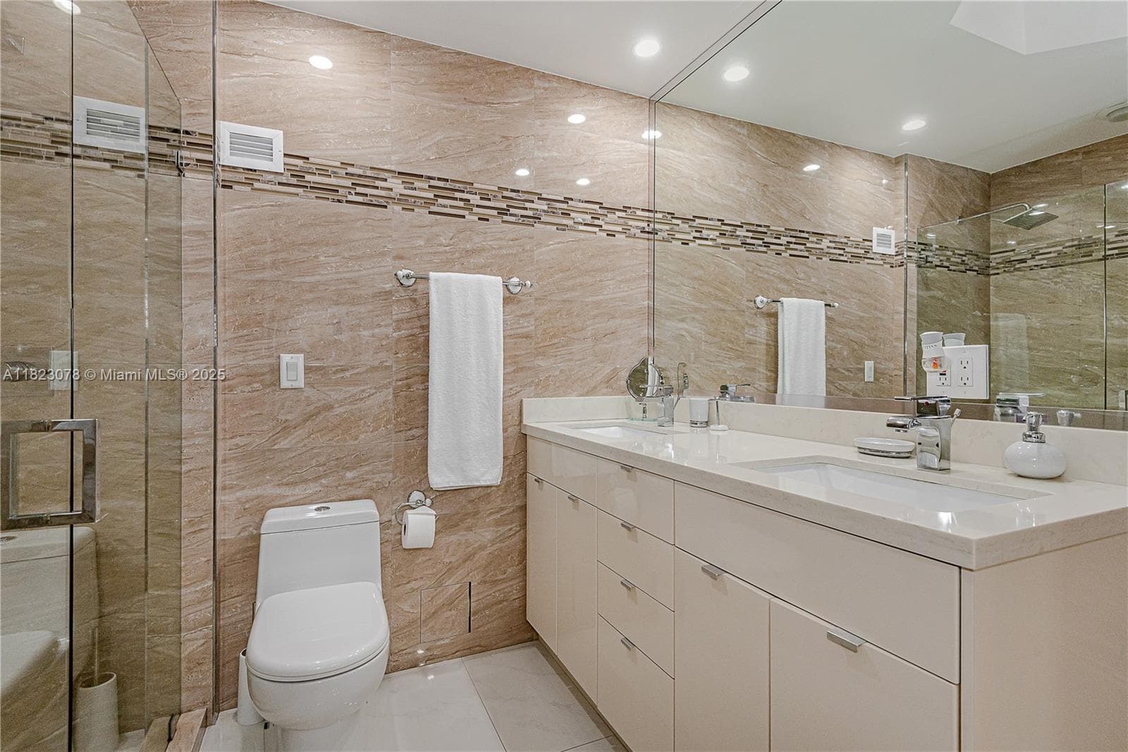 2301 Collins Ave 1619 photo 17