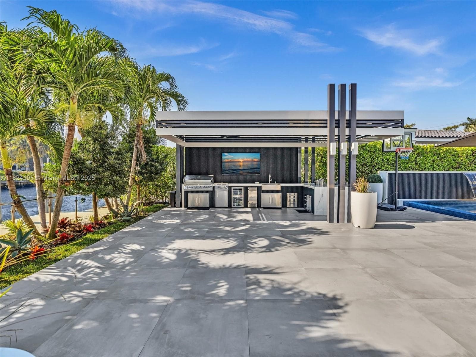 307 Holiday Dr photo 9