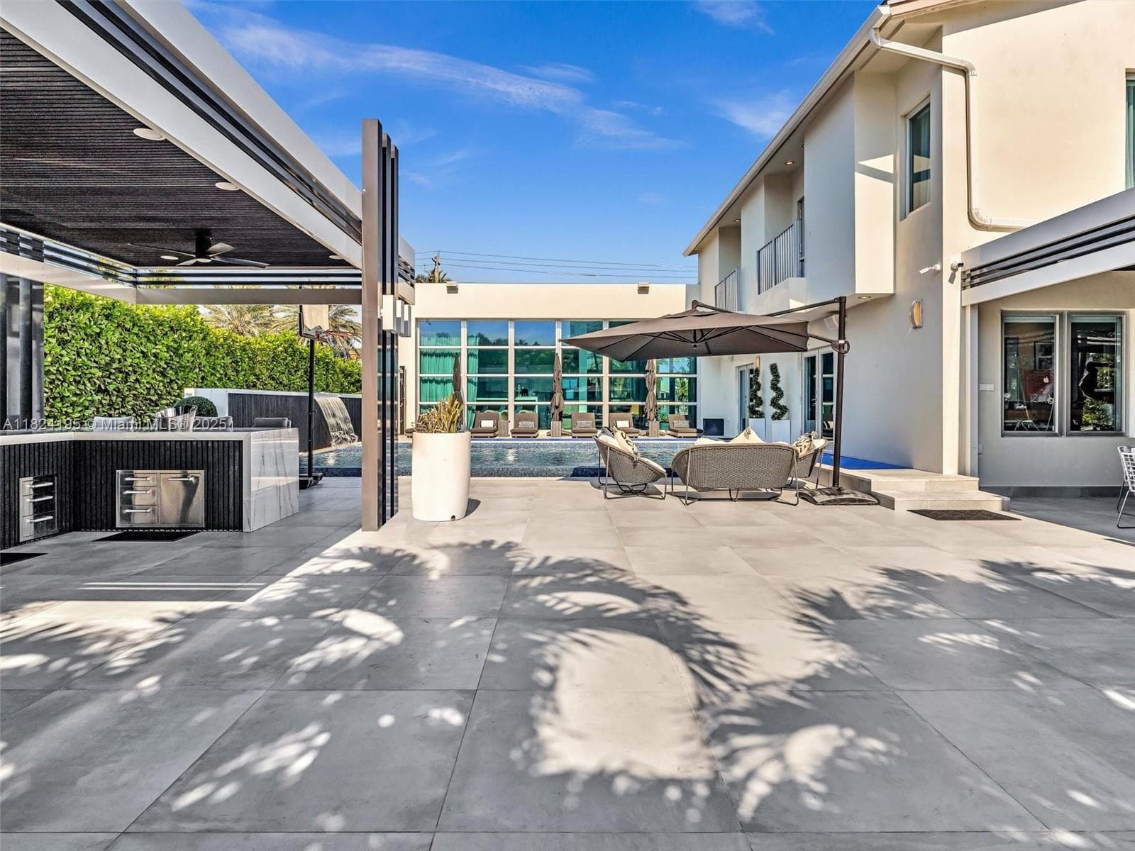 307 Holiday Dr photo 14