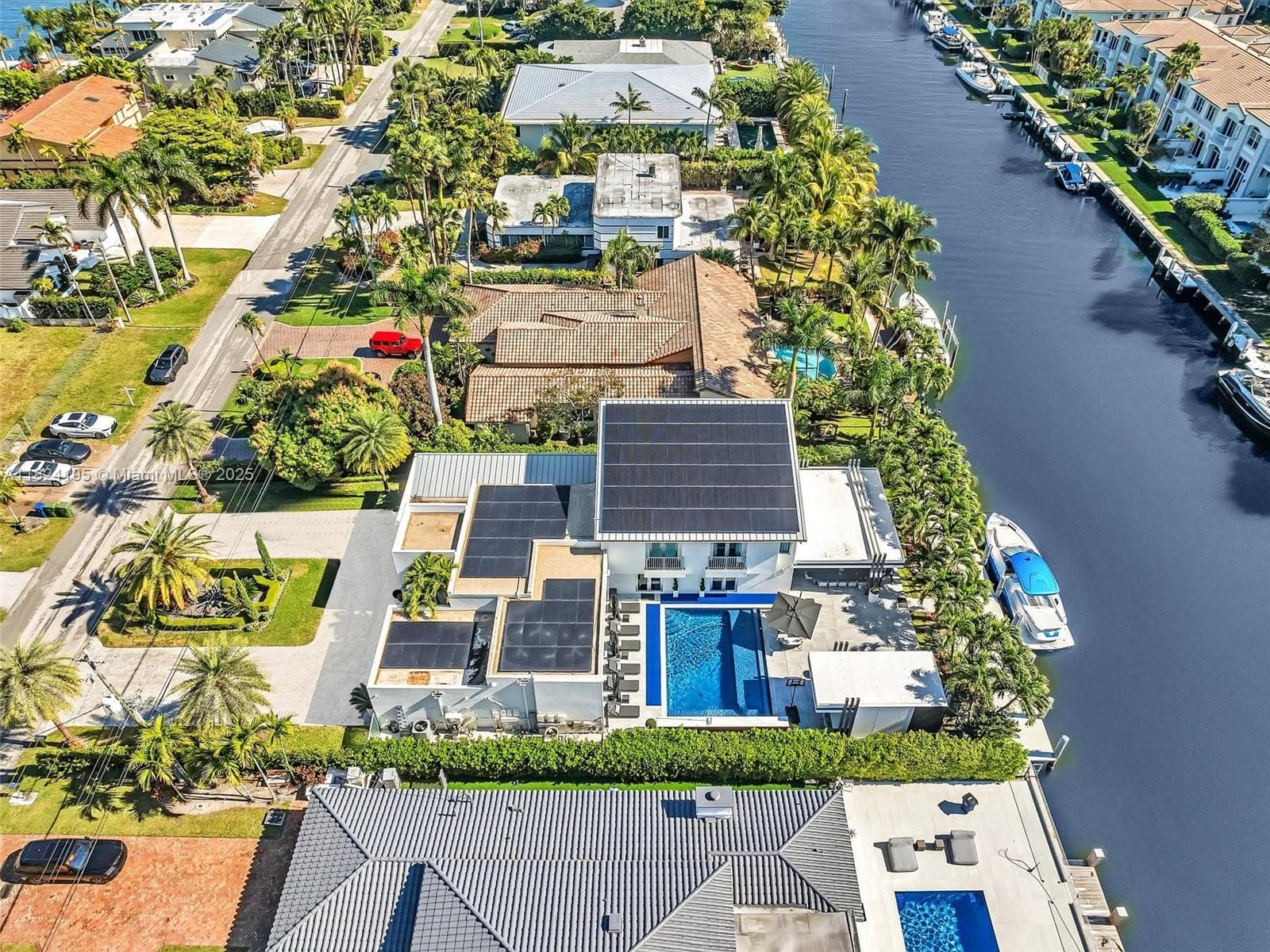 307 Holiday Dr photo 4