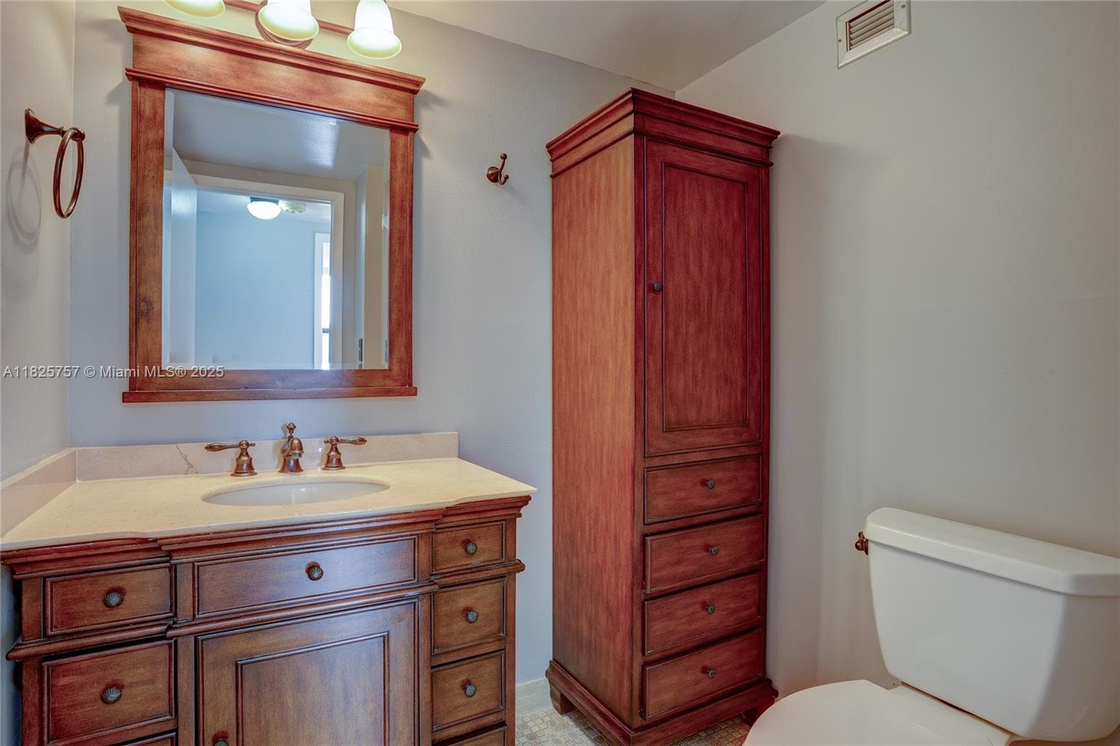 2500 Parkview Dr 405 photo 14